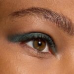 L'Oreal Paris Smoky Cream Eyeshadow Stick in Twilight Emerald - Image 4
